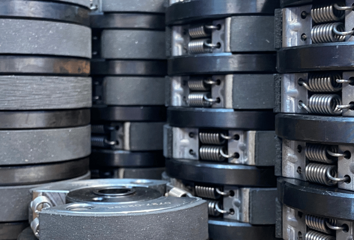 Pin-guided centrifugal clutch for controlled engagement in industrial applications